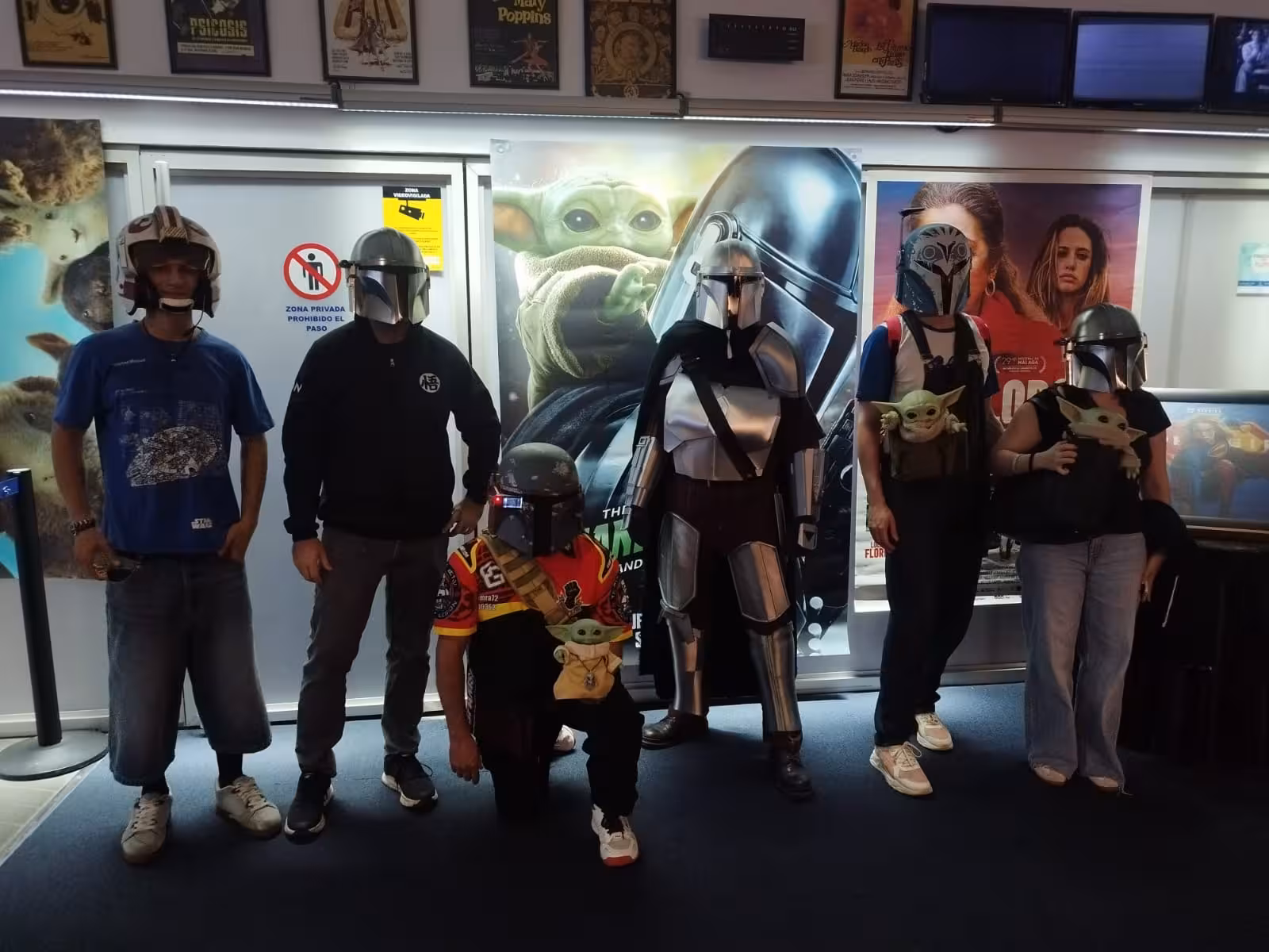 Star Wars conquista Maó: fans vestidos de mandalorianos llenan Ocimax en el preestreno de The Mandalorian and Grogu