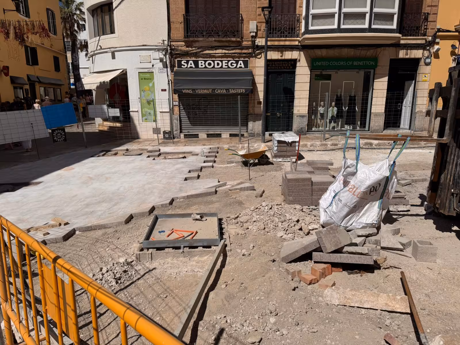 El Ayuntamiento de Maó desmiente que esté sustituyendo todo el empedrado histórico de la Plaça Constitució