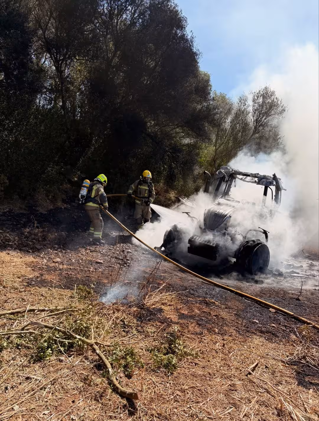 (Fotos) Un tractor arde en Binimoti y provoca una gran columna de humo