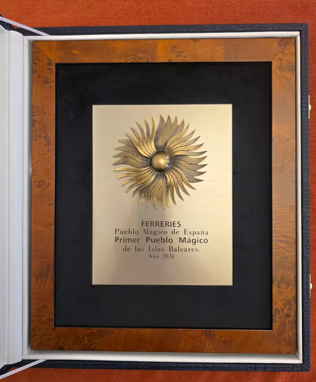 (La foto) Ferreries luce ya la placa que lo distingue como primer Pueblo Mágico de Balears