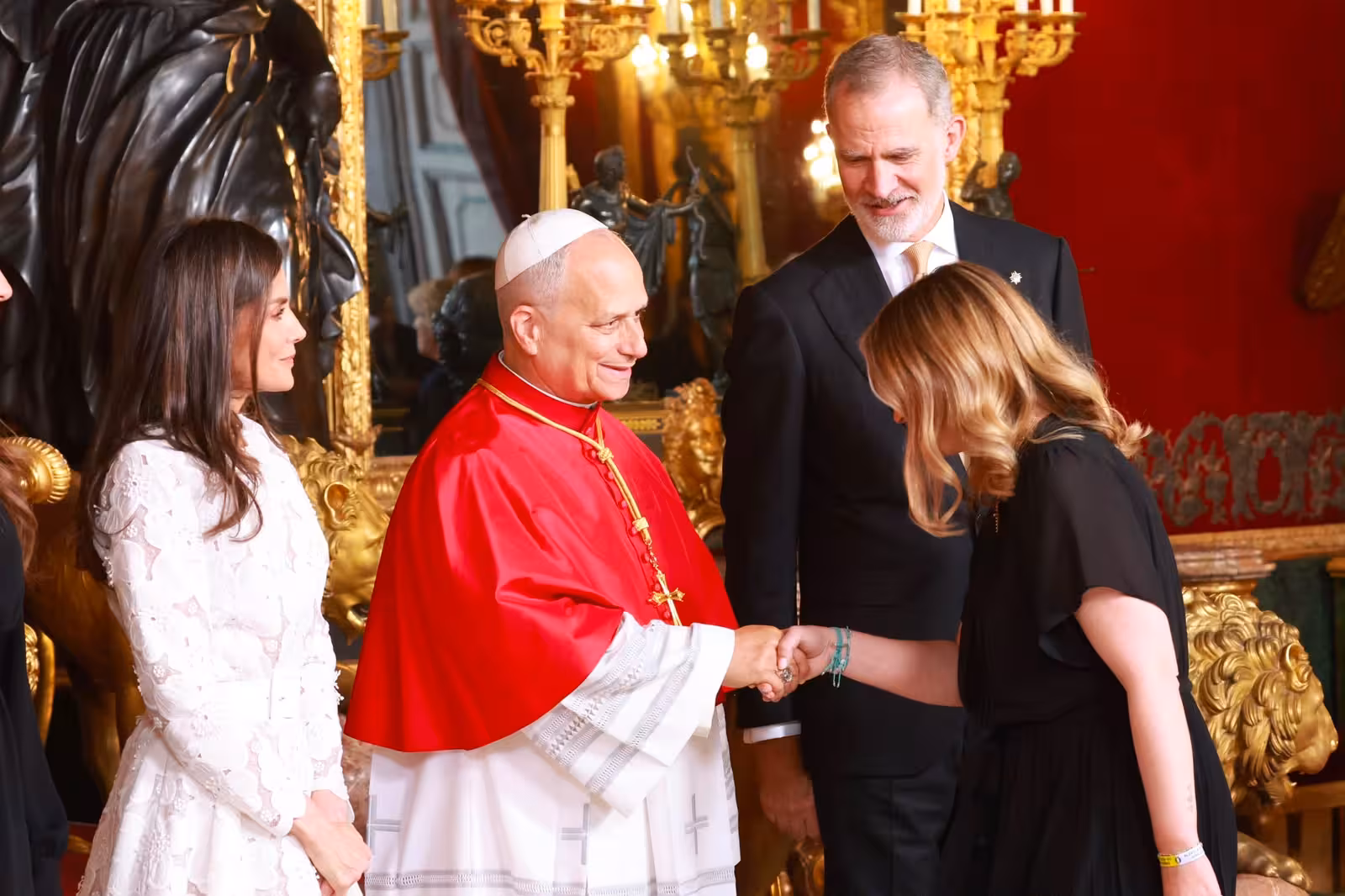 (La foto) Marga Prohens saluda a León XIV