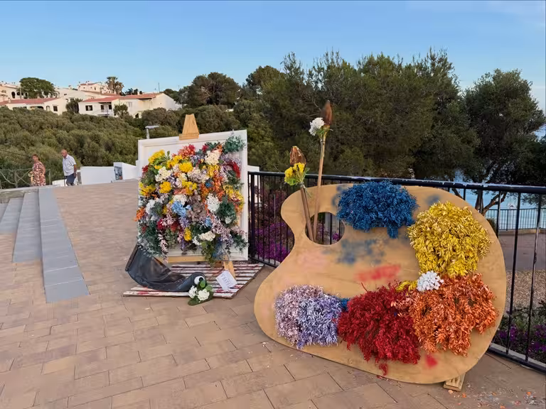 Cala en Porter se llena de color con el inicio de los Dies de Flors 2026 en Menorca