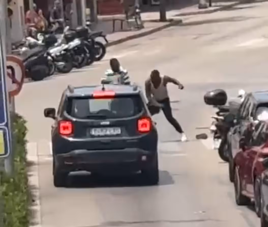 (Vídeo) Momentos de tensión en Ciutadella: una pelea en la Contramurada corta el tráfico y moviliza a la Policía Local
