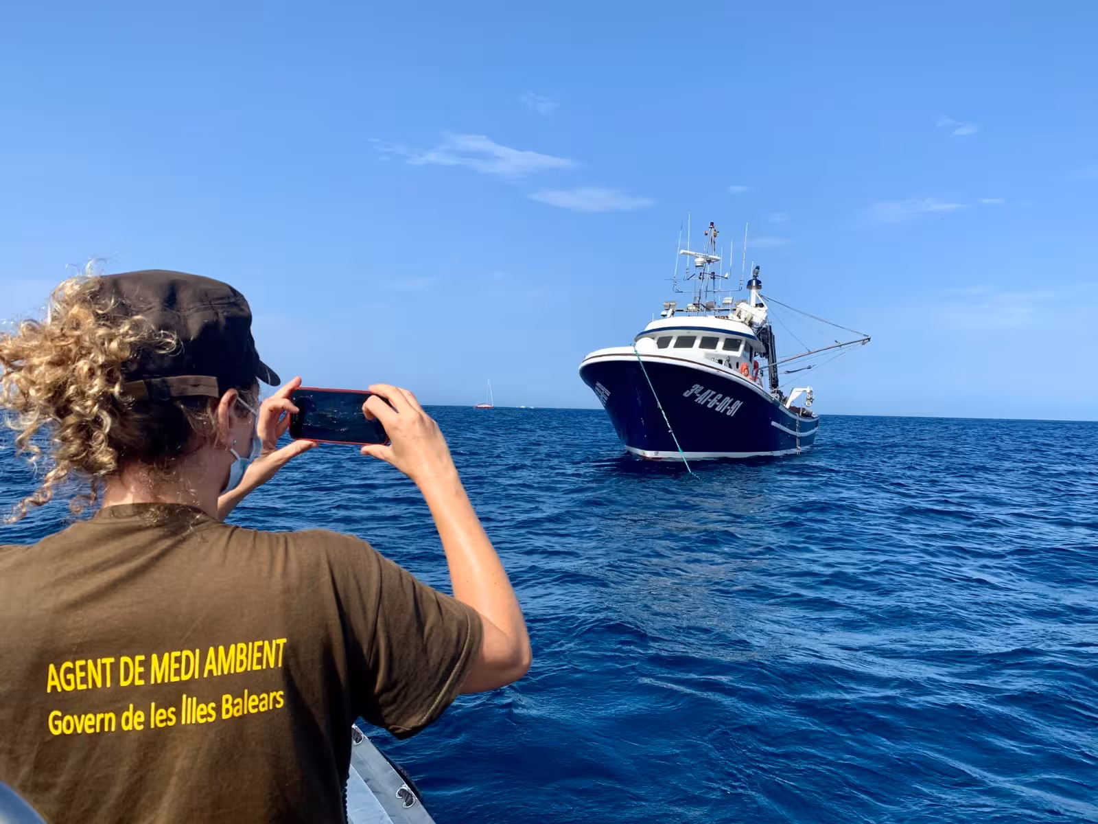 Cinco embarcaciones vigilarán los fondeos sobre la posidonia en Menorca hasta octubre
