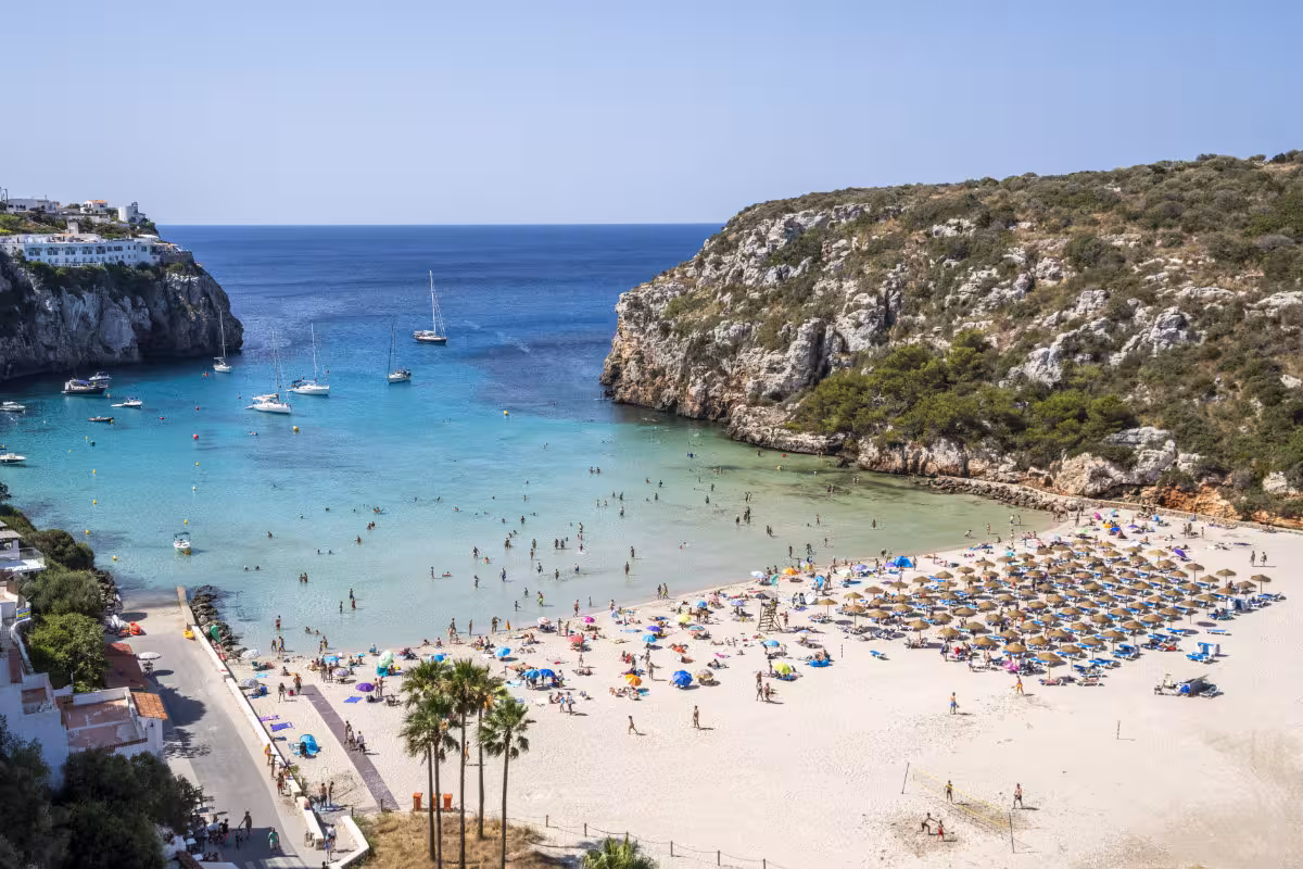 Menorca disfrutará de un domingo plenamente veraniego con sol, mar en calma y temperaturas cercanas a los 30 grados