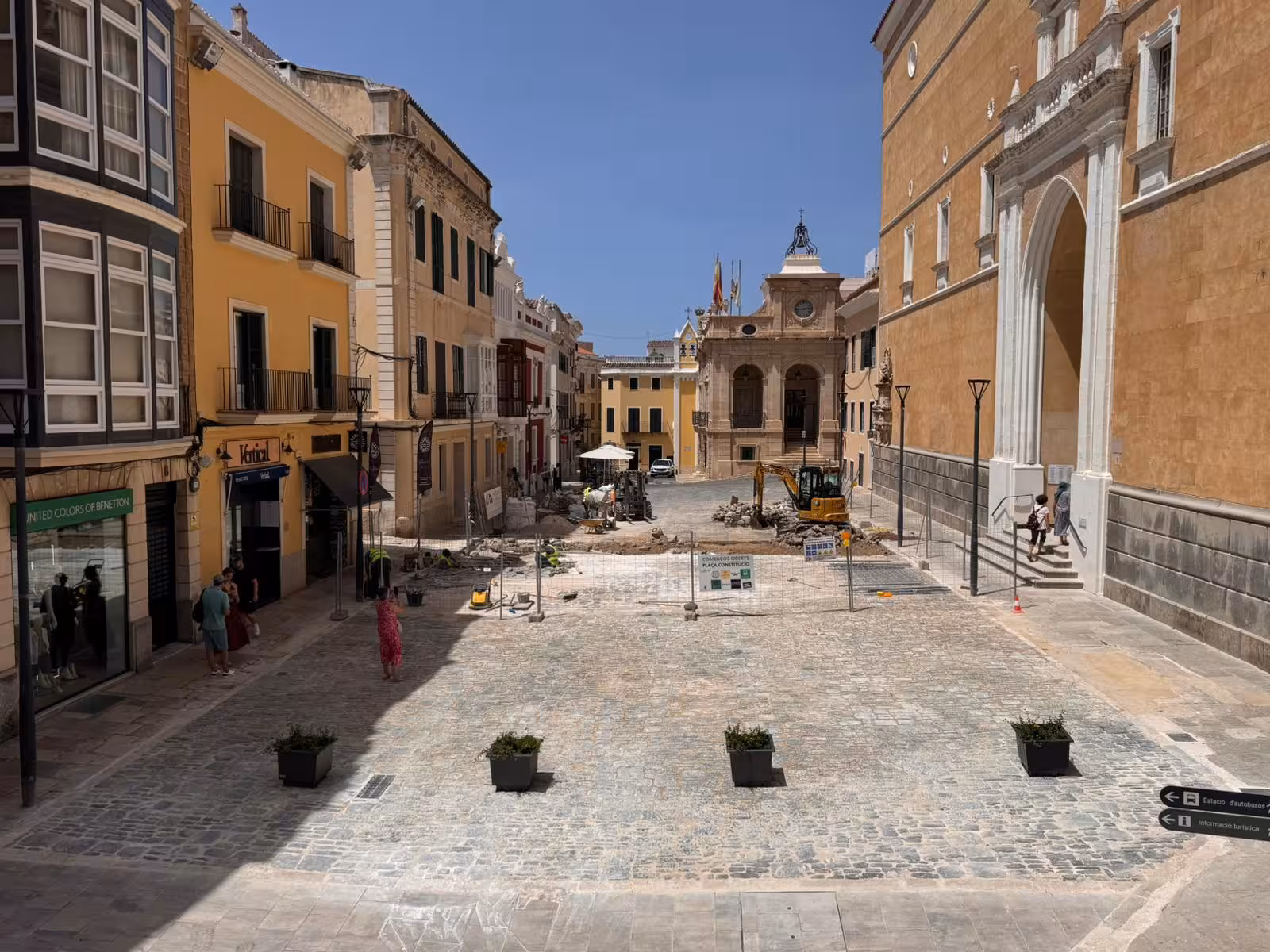 Las obras de la plaza de la Constitució se paran en verano para no interferir en la temporada turística ni en las fiestas de Gràcia