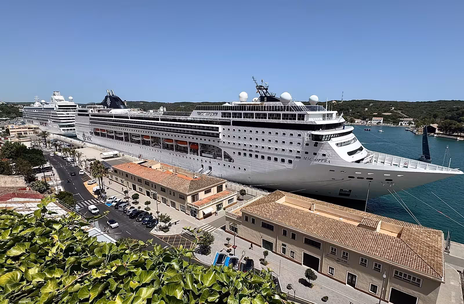 Dos megacruceros con capacidad para más de 3.300 pasajeros coinciden en el puerto de Maó