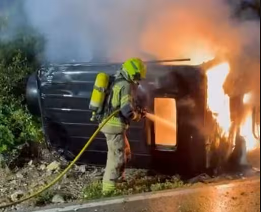 Cinco heridos y un coche incendidado tras un accidente en Binidalí