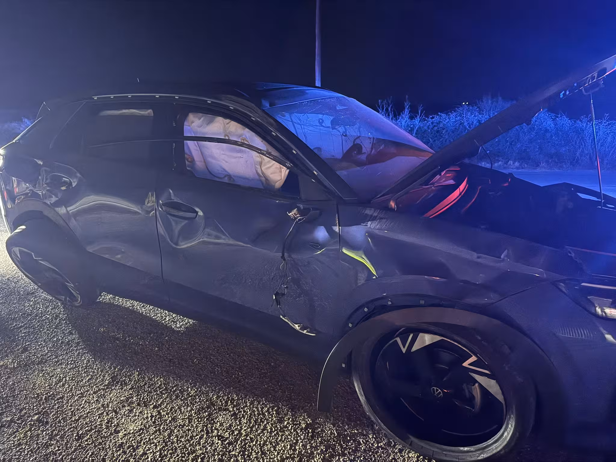 (Fotos) Aparatoso accidente en el Camí de Cala Morell: un coche choca lateralmente contra una pared seca