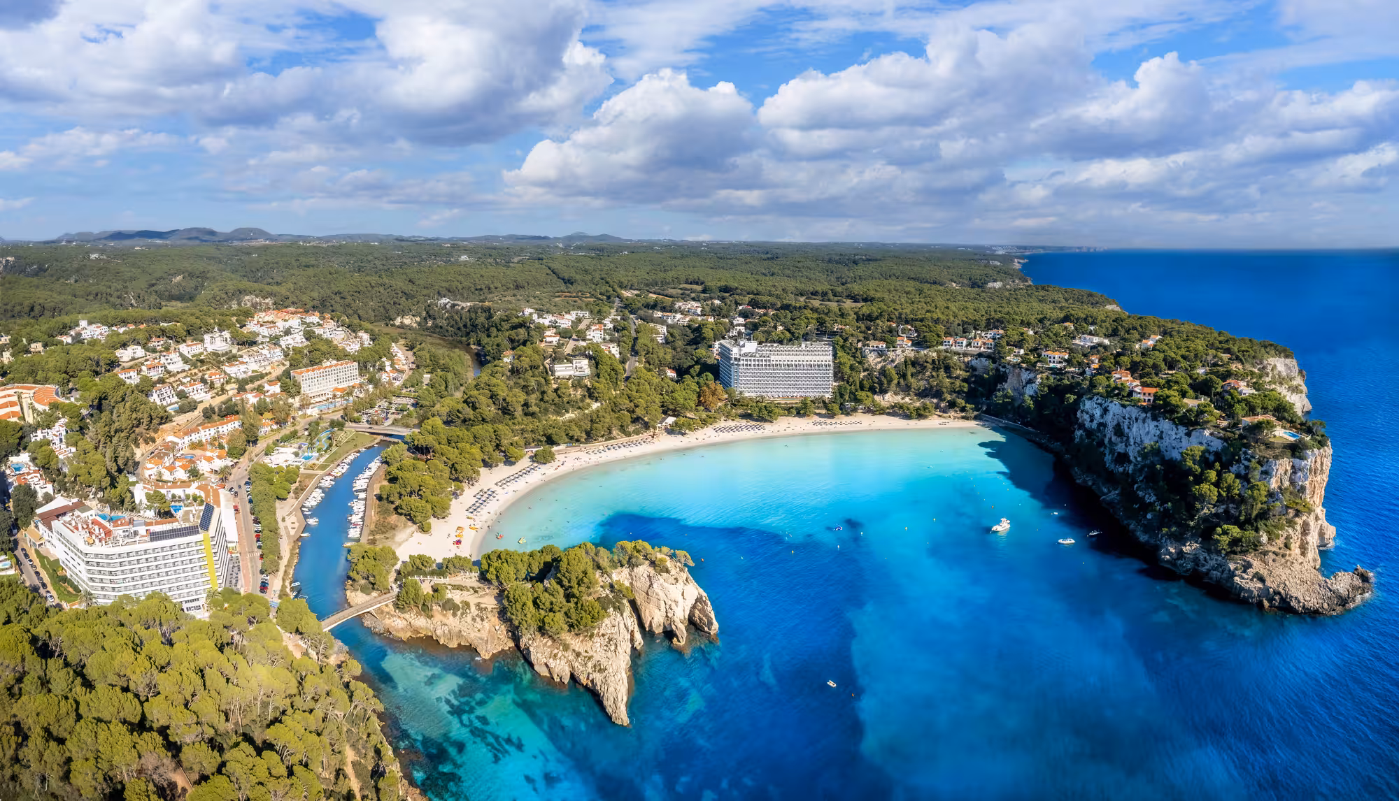 Ferreries afirma que es «rotundamente falso» que un vertido contamine la playa de Cala Galdana
