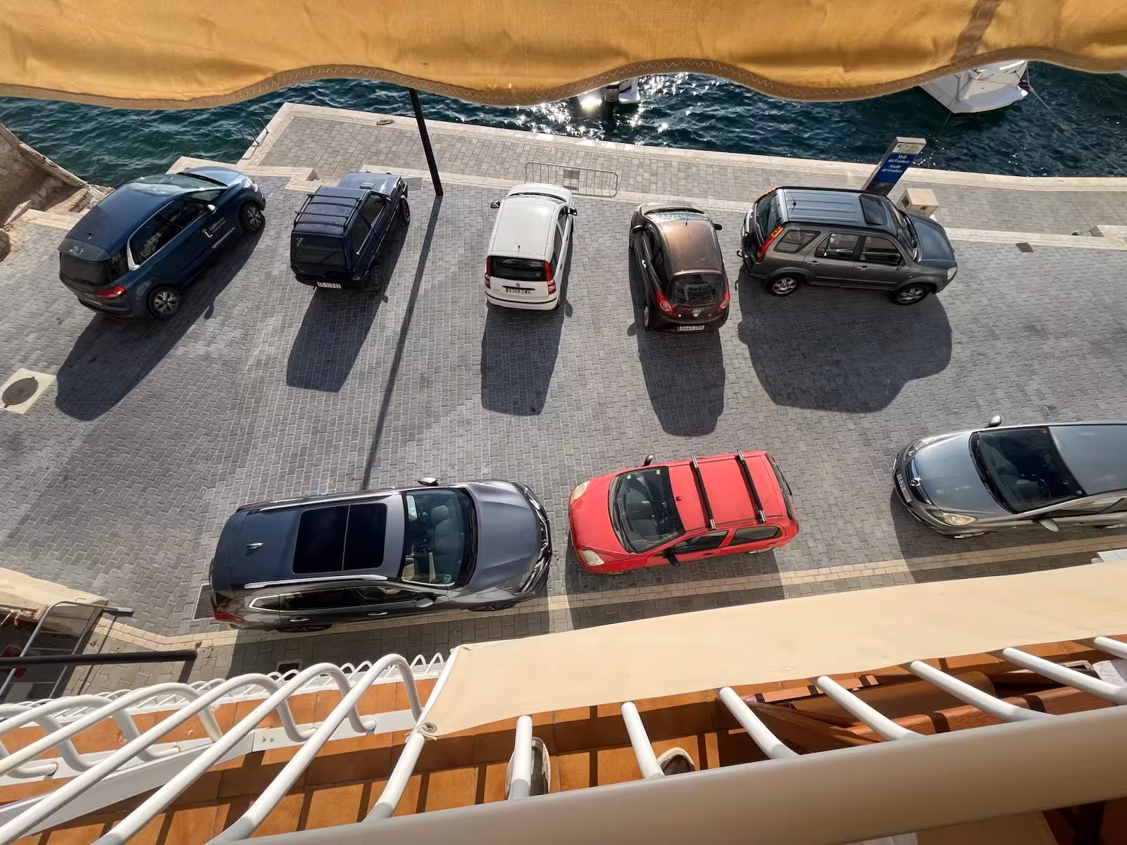 Vecinos del Fonduco denuncian el "descontrol absoluto" del aparcamiento para residentes con la llegada del verano