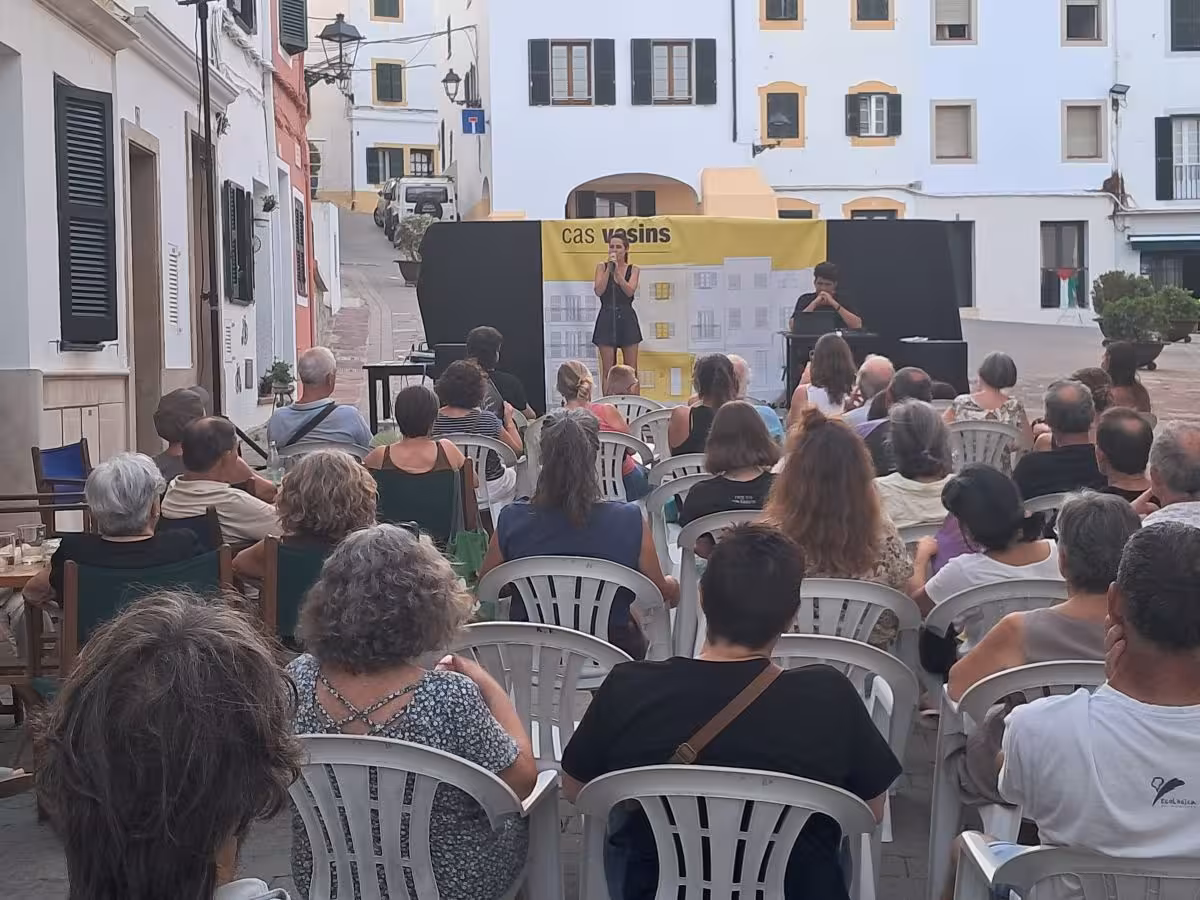 Laia Malo emociona en Ferreries con 'Rum-Rum', un espectáculo que une poesía, música y activismo cultural