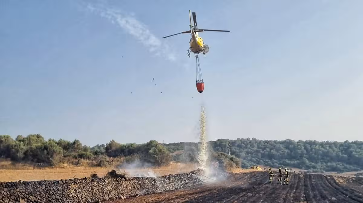 Sofocado un incendio en Ses Païses (Ferreries) tras quemar una hectárea
