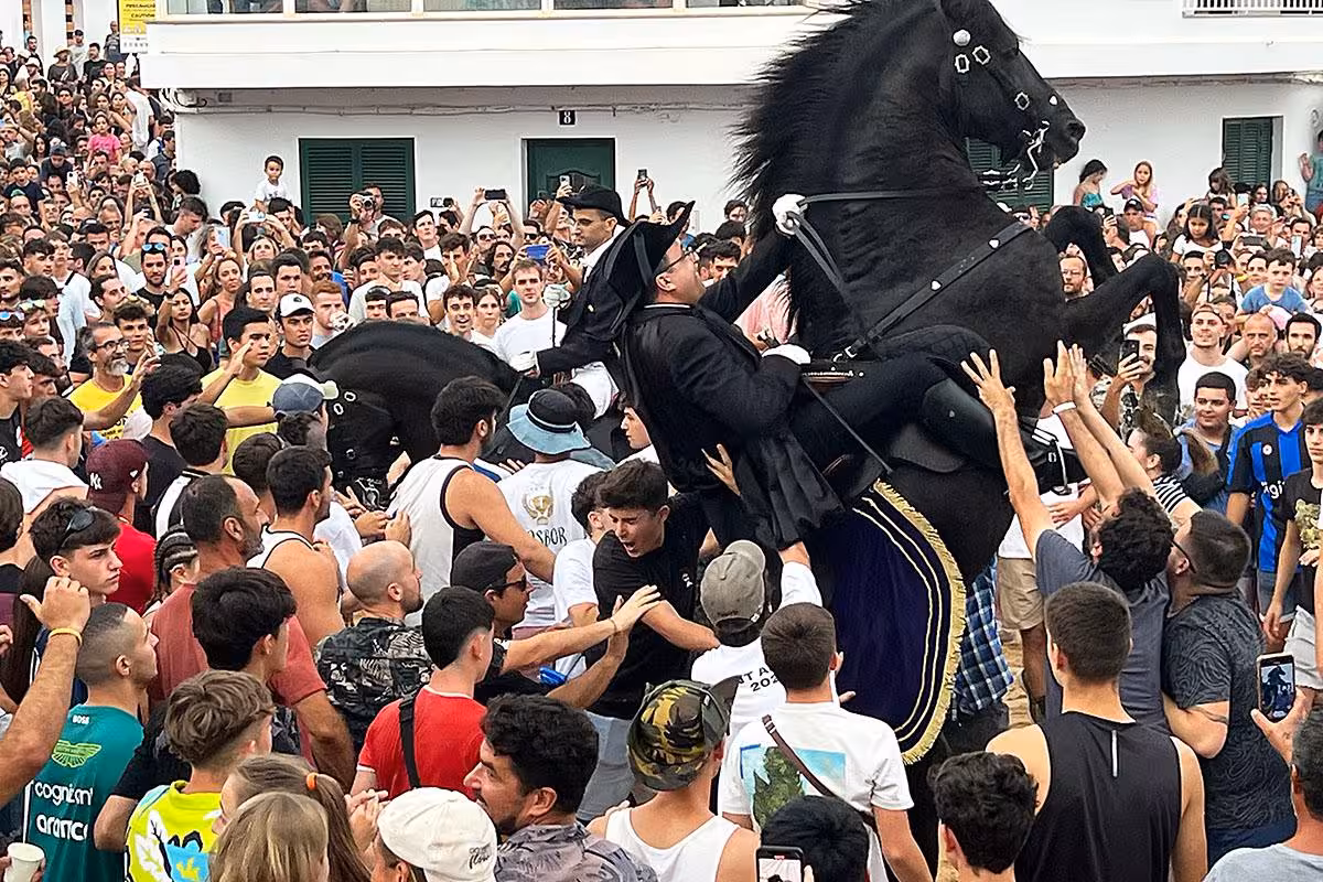 Maria del Mar Triay afronta sus segundas fiestas como Caixera Batlessa en Fornells tras hacer historia en el municipio
