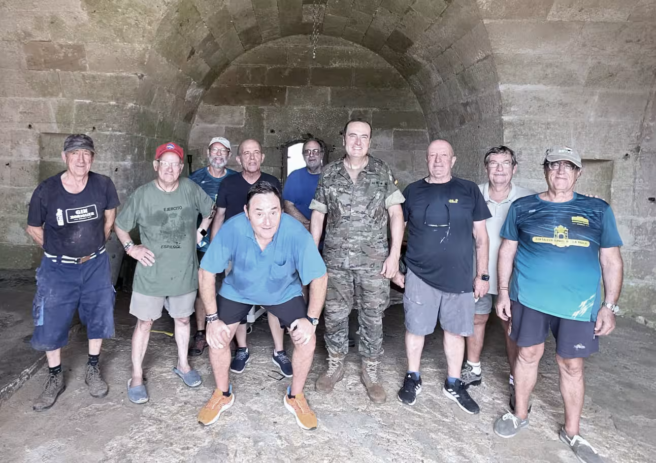 El trabajo de 15 voluntarios devuelve la vida a los cañones históricos y al legado militar de La Mola