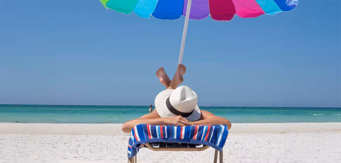 ¿Hay que aplicar la crema solar media hora antes de salir? Una dermatóloga aclara el mito