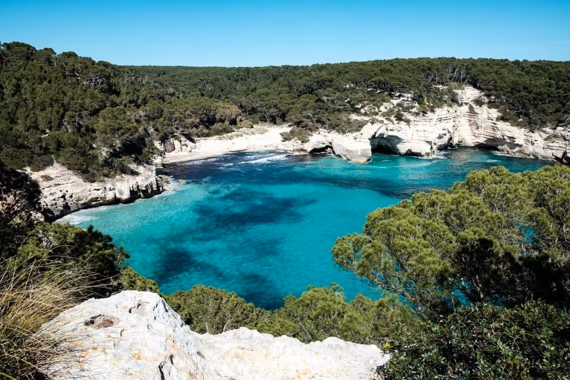 Menorca mantiene el aviso amarillo por altas temperaturas en una jornada de pleno verano
