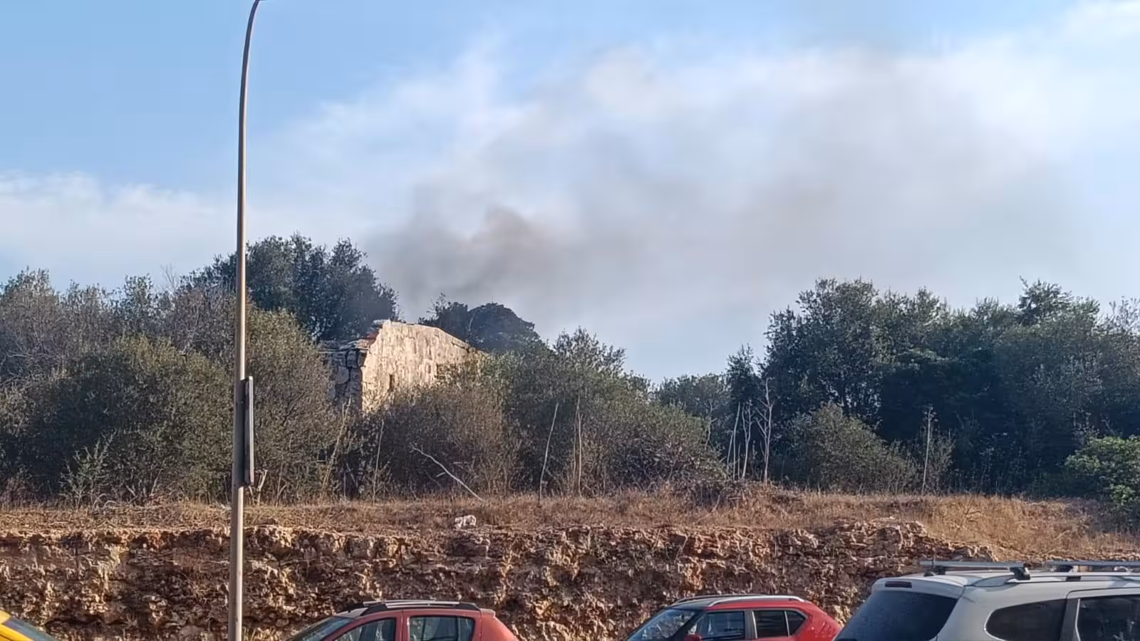 Se incendia una casa abandonada junto al cementerio de Maó