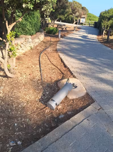 Es Migjorn denuncia actos vandálicos en el paseo marítimo de Sant Tomàs y hace un llamamiento al civismo