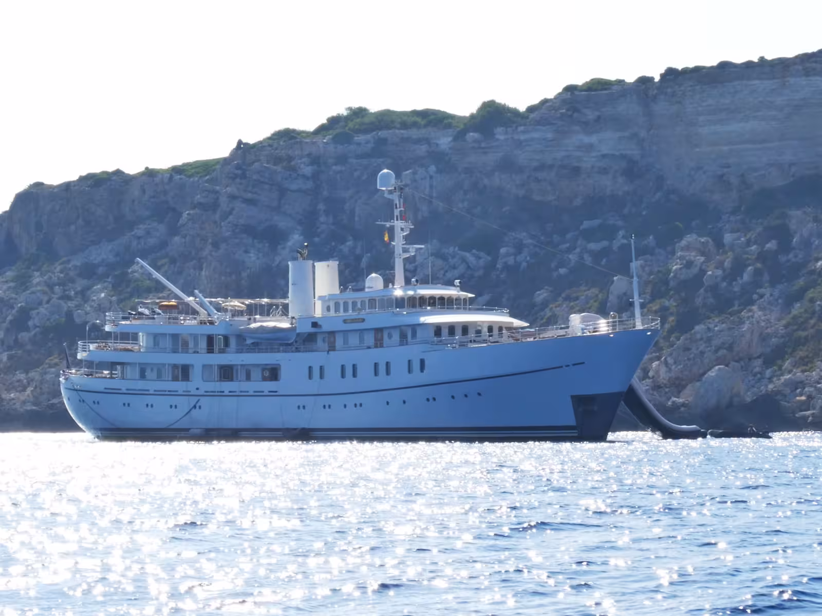 El 'Sherakhan', el majestuoso superyate de los Países Bajos que ha deslumbrado en el litoral sur de Menorca