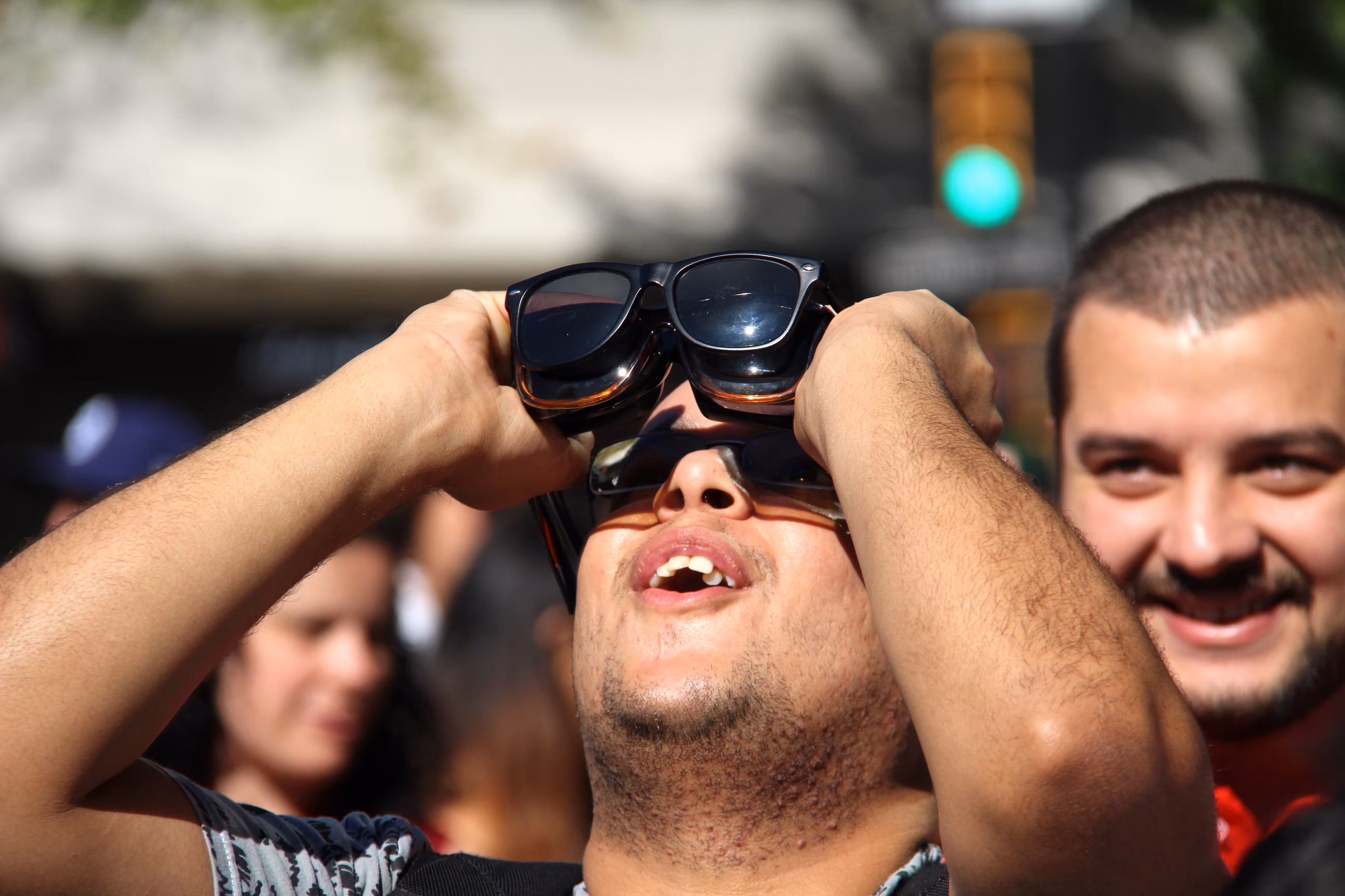Salud advierte del riesgo de mirar el eclipse sin gafas homologadas: «Puede provocar lesiones graves e irreversibles»