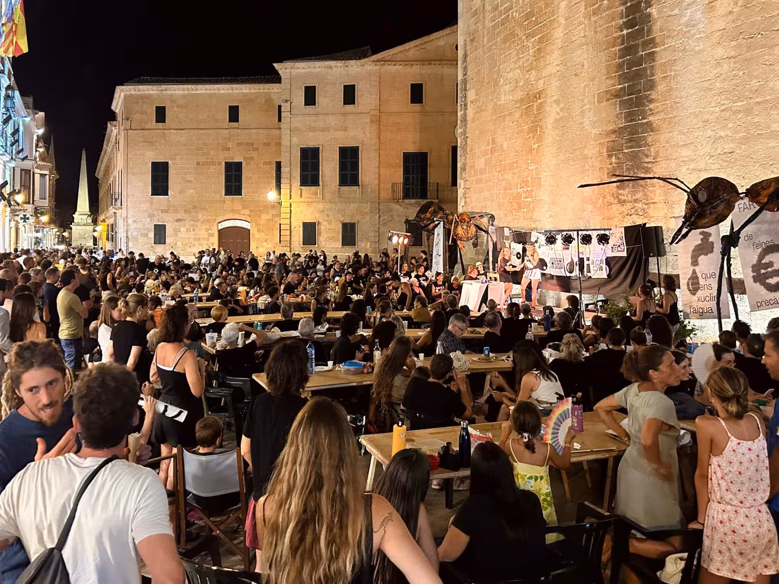 Más de 800 personas llenan la plaza de la Catedral en Ciutadella contra la saturación turística