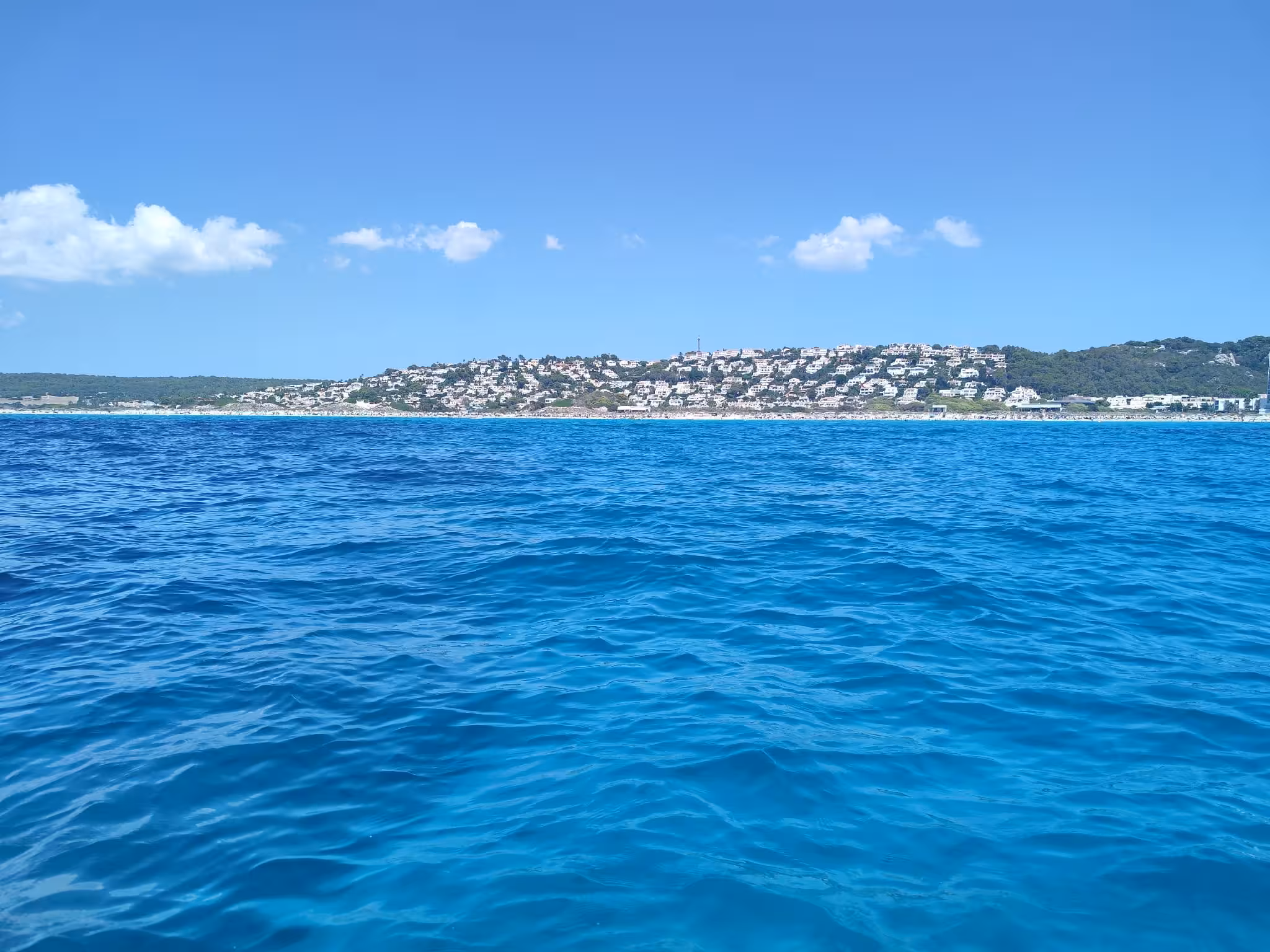 Menorca bajo el sol estival: una jornada de pleno verano con cielos despejados este domingo