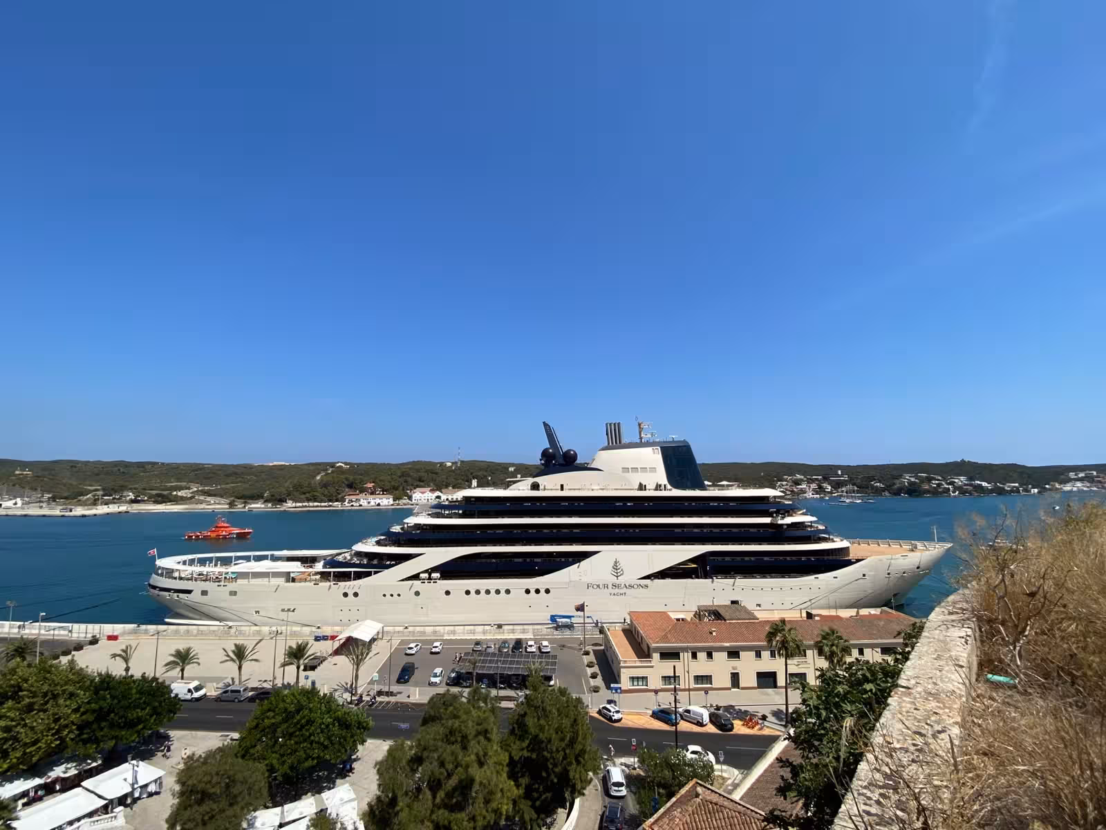 (Fotos) El ultralujo del Four Seasons I coincide con el superyate Ilma en el puerto de Maó
