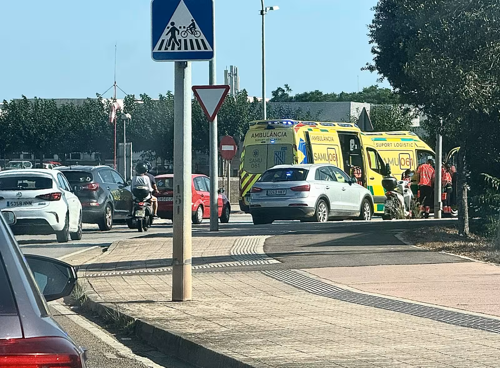 Herida una mujer de 41 años tras ser embestida por un coche cuando circulaba en moto en Maó