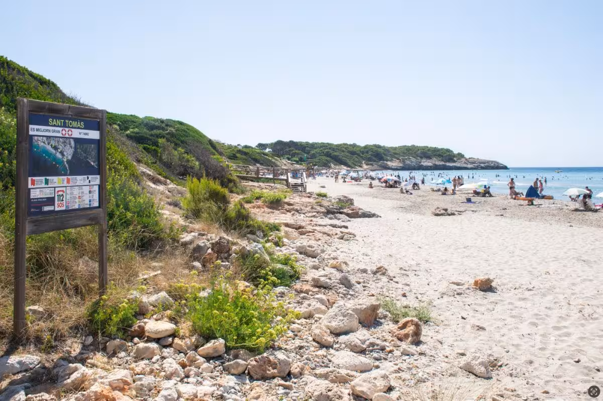 Menorca prepara un nuevo modelo para mejorar la limpieza de sus playas de cara a 2027
