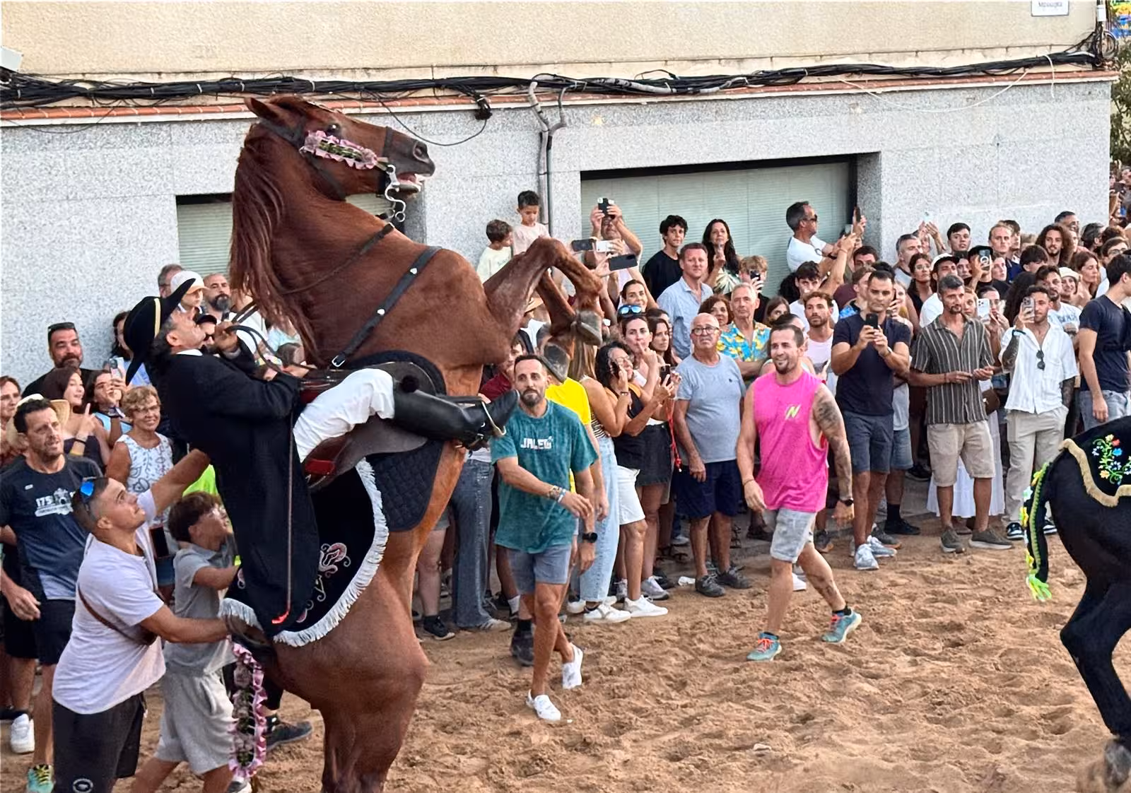 Estallido de euforia en Sant Climent con la celebración del primer 'Jaleo' de las fiestas patronales