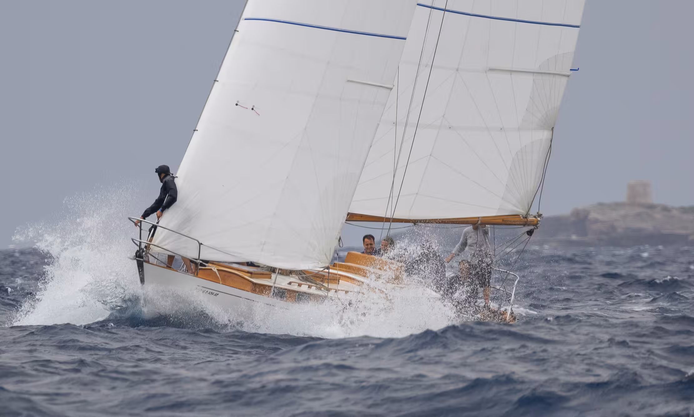 El viento cambiante marca la primera jornada de la Copa del Rey de barcos de época