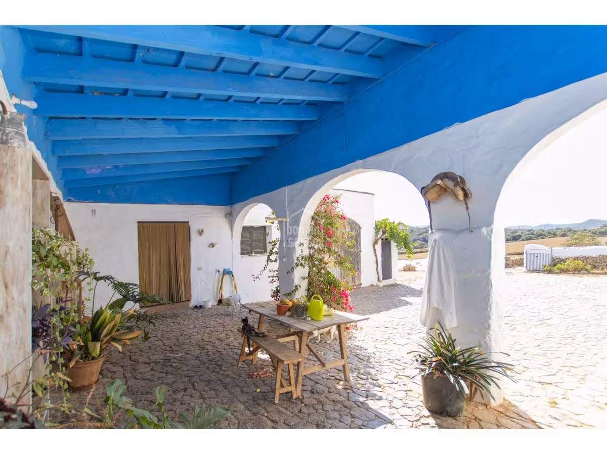 (Vídeo) Una espectacular finca del siglo XIX y 270 hectáreas sale a la venta en Menorca por 7 millones de euros