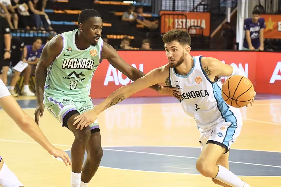 (Fotos)El Palmer Basket Mallorca manda en Bintaufa y supera al Bàsquet Menorca