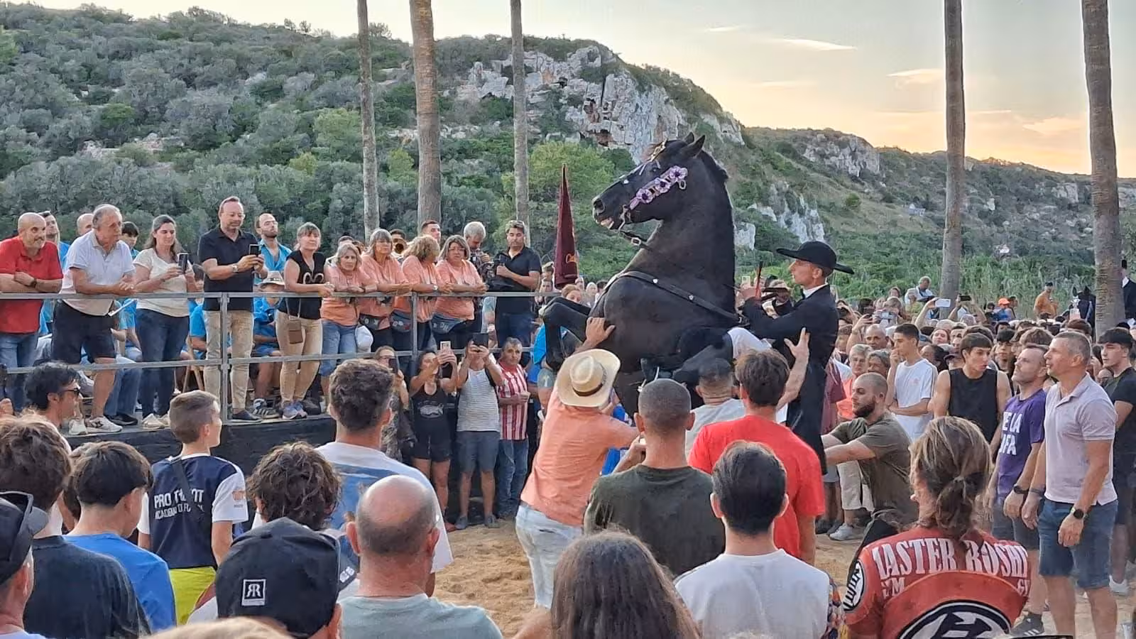 Cala en Porter vive su gran día de fiestas con el tradicional Jaleo en la playa