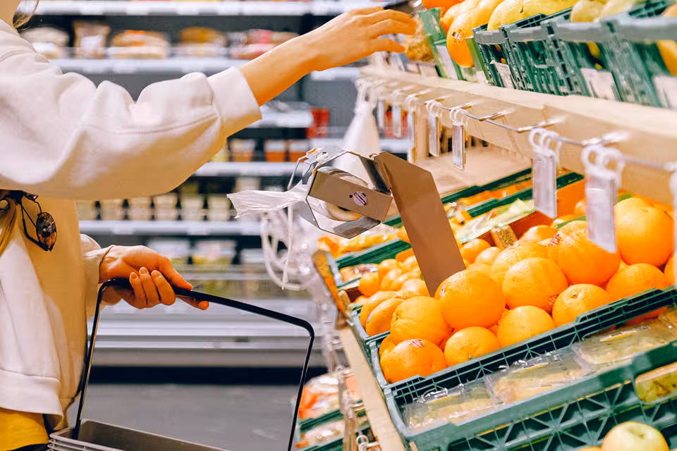892 personas de Menorca reciben las tarjetas de alimentos para familias vulnerables