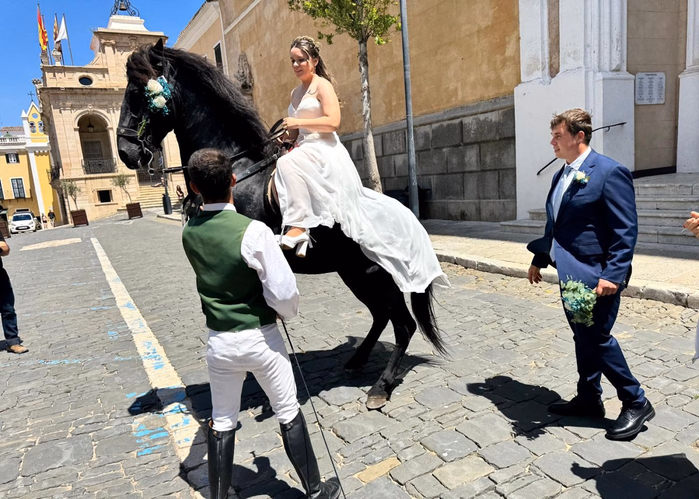 Bodas, caballos y manifestaciones