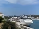 (La foto) Un crucero con capacidad para más de 2.600 pasajeros atraca en el puerto de Maó