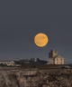 Una luna espectacular iluminando la Fortaleza de La Mola