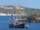 El buque escuela italiano Palinuro recala en el puerto de Maó para participar en el homenaje a los marineros del acorazado Roma