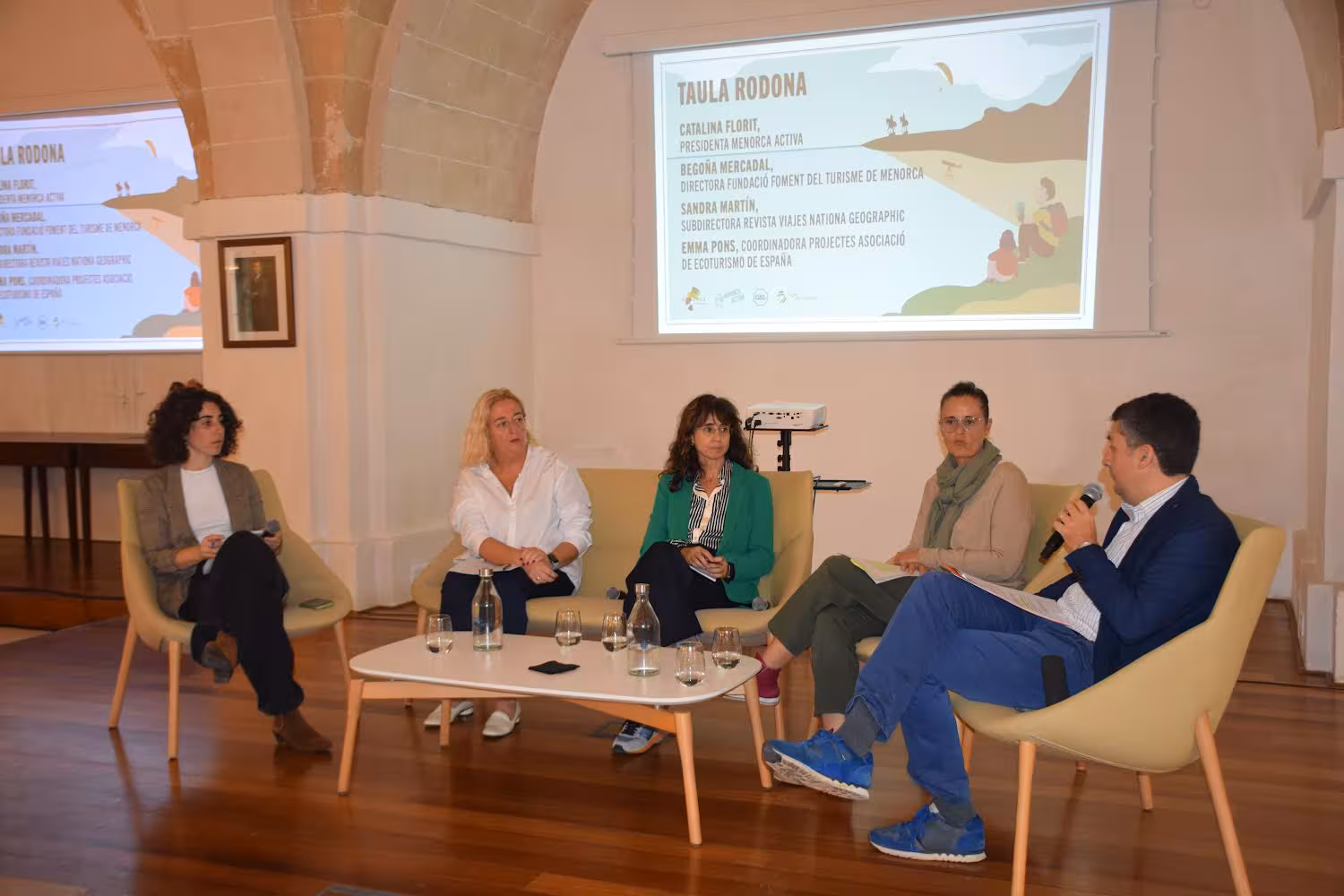 La subdirectora de Viajes National Geographic participa en un seminario sobre turismo activo en Menorca