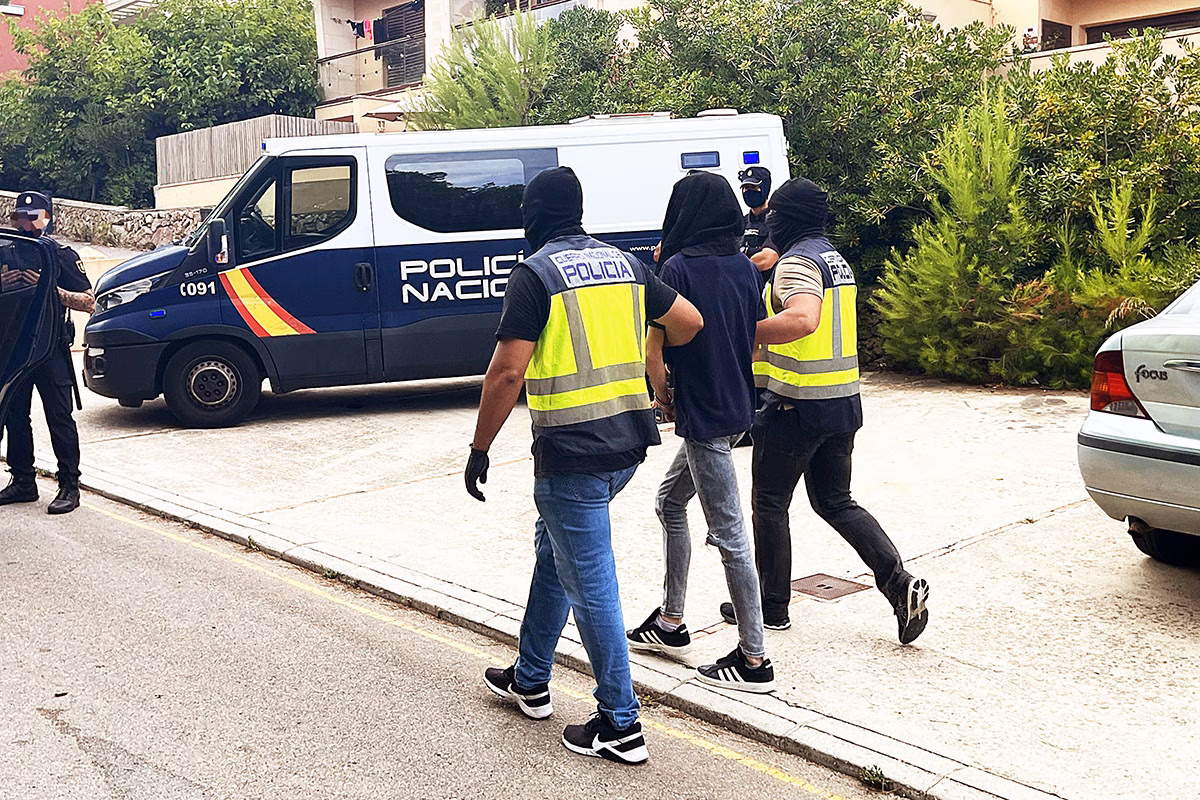 (Fotos) Dos detenidos en Es Mercadal por el robo de la tienda de Orange en Maó con un alunizaje
