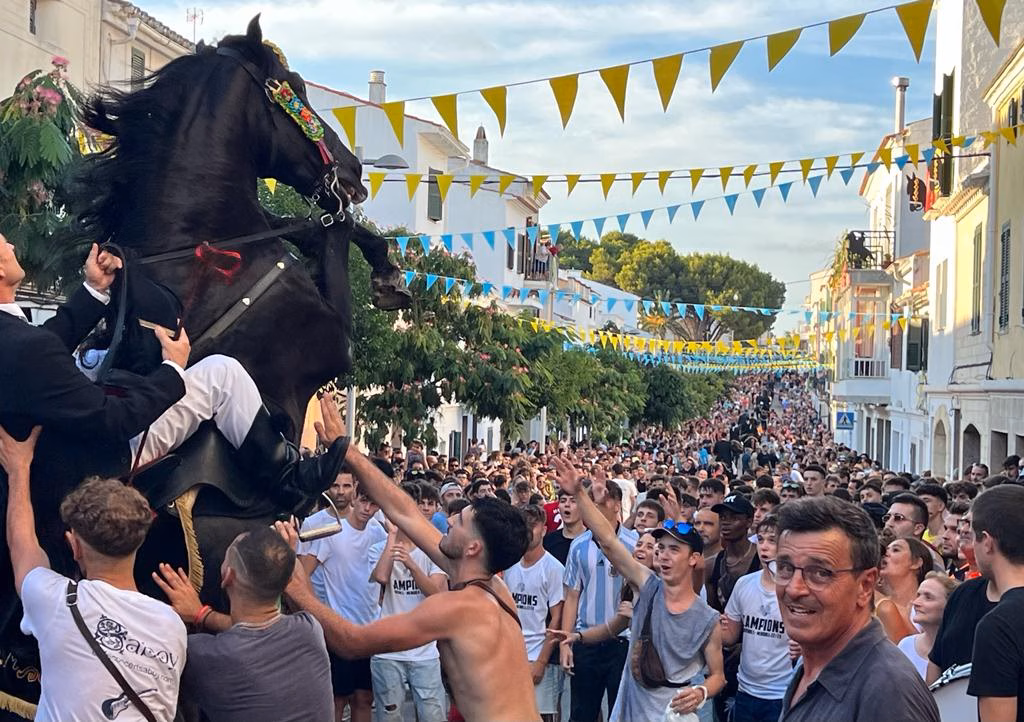 (VÍDEO Y FOTOS) Multitudinaria fiesta de caballos bajo la noche estrellada en Alaior