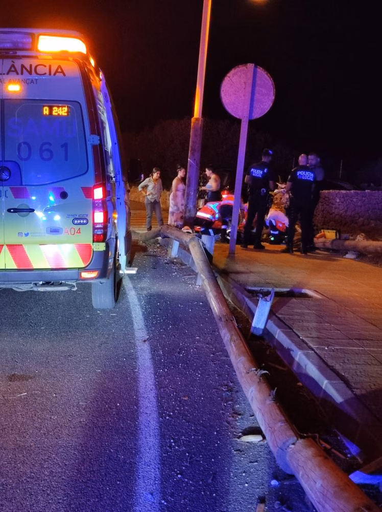 Un joven de 20 años resulta herido en un accidente de moto en Cala en Blanes