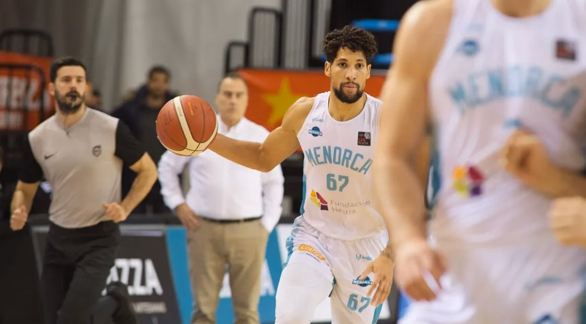 Álex Tamayo sigue en el Hestia Menorca