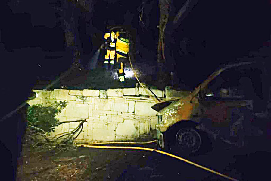 Extinguido de madrugada un incendio forestal en s'Enclusa
