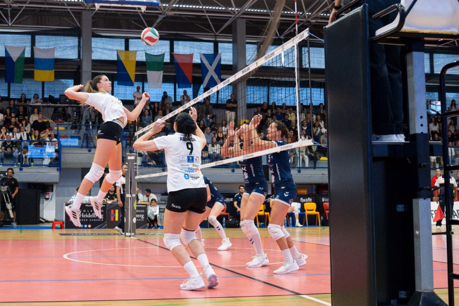 (Fotos) Los errores condenan al Avarca en el primer partido de la final