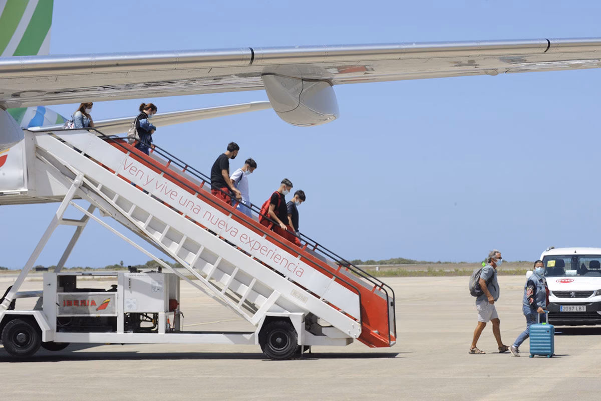 El aeropuerto de Menorca recibió 120.375 pasajeros en marzo, un 4 % menos que en 2024
