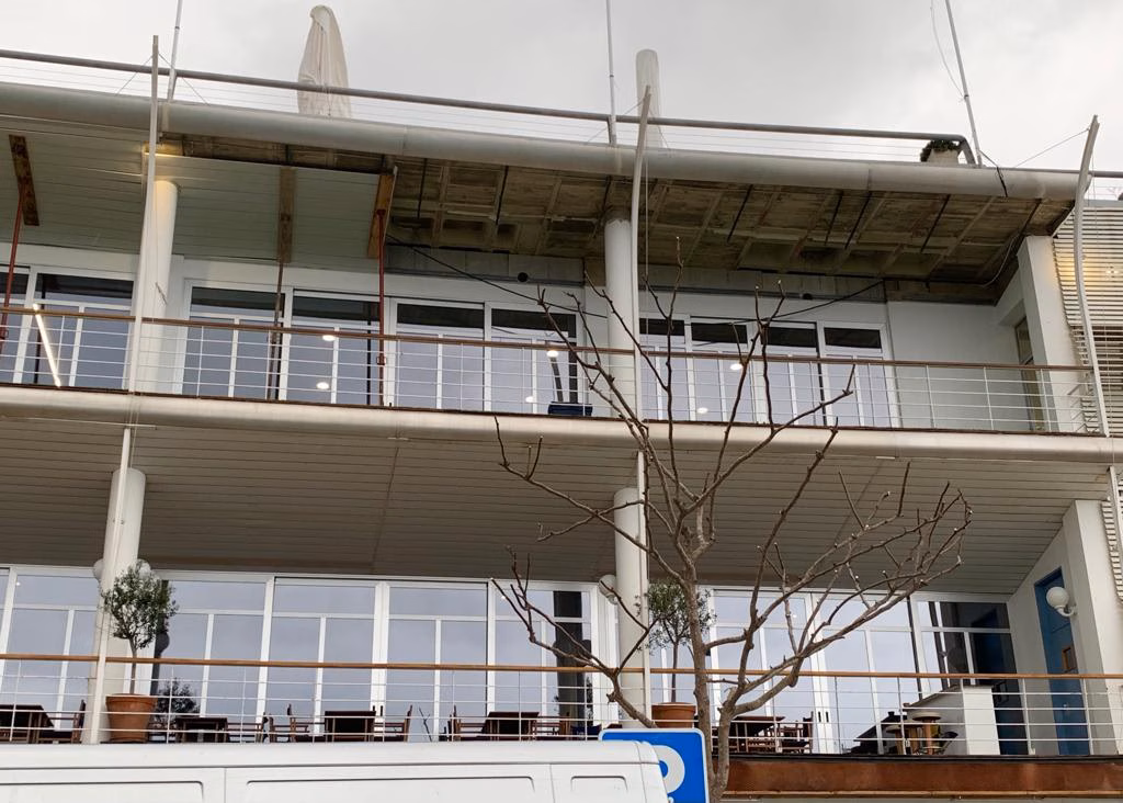 (Fotos) El fuerte viento hace volar parte del falso techo del Club Marítimo Mahón