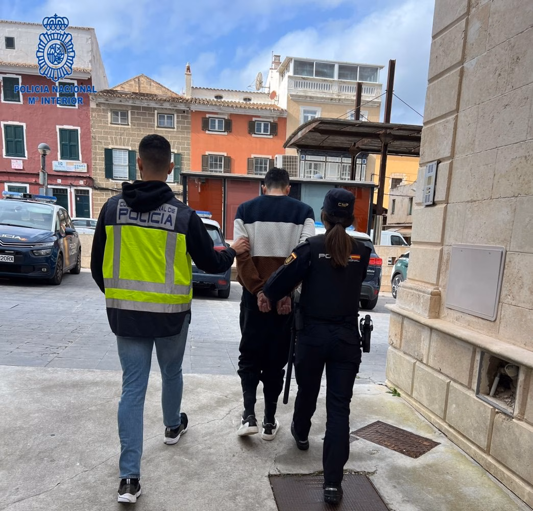 Detenidos cuatro jóvenes en Maó por delitos de robo con violencia y lesiones